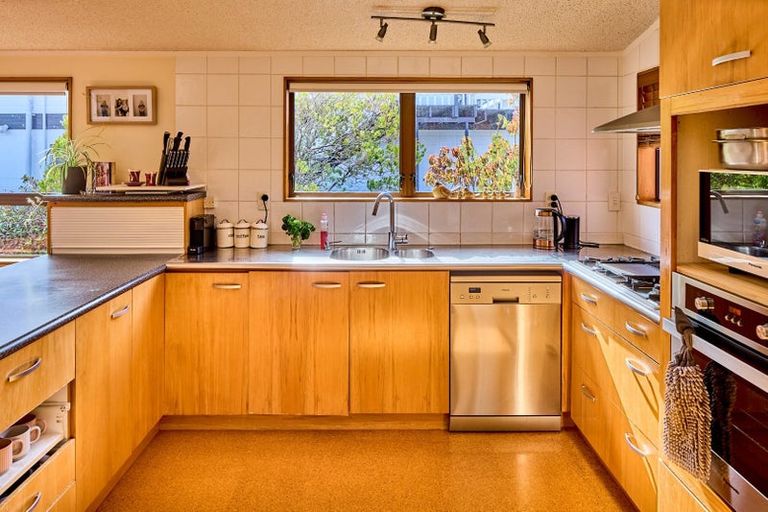 Photo of property in 16 Chestnut Grove, Maungaraki, Lower Hutt, 5010