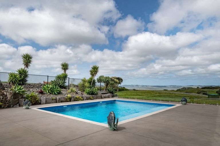Photo of property in 14 Tuparekura Road, South Head, Helensville, 0874