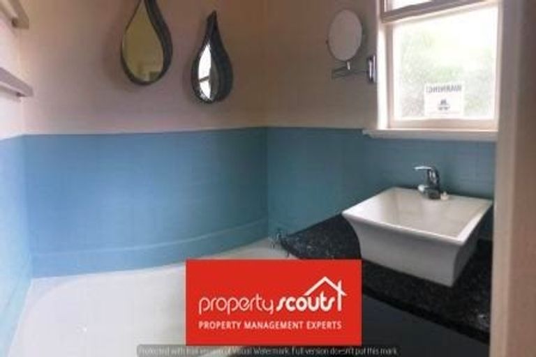 Photo of property in 50 Taipari Road, Te Atatu Peninsula, Auckland, 0610