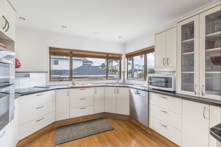 Photo of property in 13 Kahala Place, West Harbour, Auckland, 0618