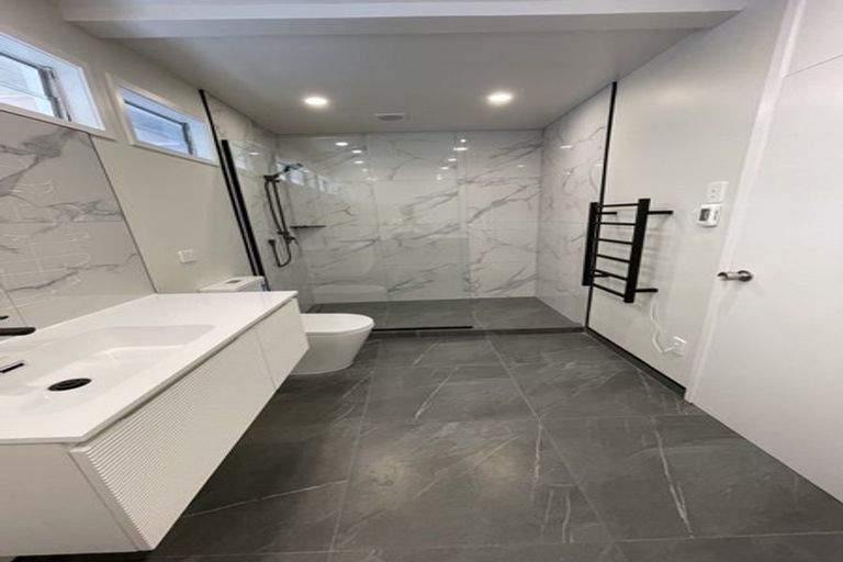 Photo of property in 2/37 Gretel Place, Hillcrest, Auckland, 0627