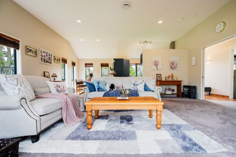 Photo of property in 76 Lothian Brae, Wattle Downs, Auckland, 2103