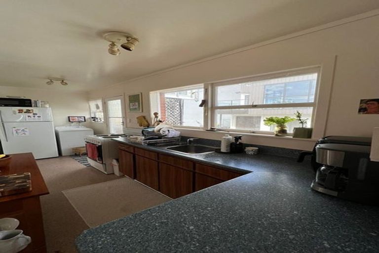 Photo of property in 2/390 Glenfield Road, Glenfield, Auckland, 0629