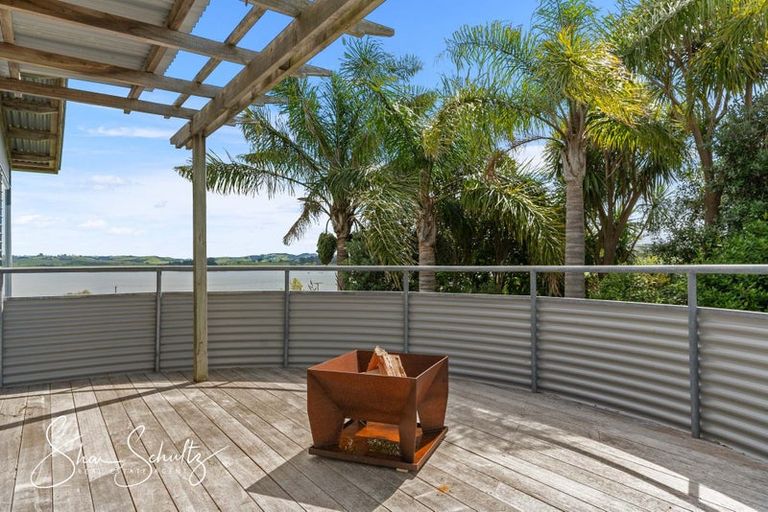 Photo of property in 24 Oxford Street, Whakapirau, Maungaturoto, 0583