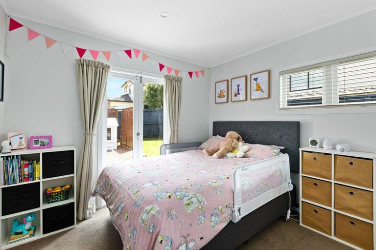 Photo of property in 15 Gill Avenue, Te Atatu Peninsula, Auckland, 0610