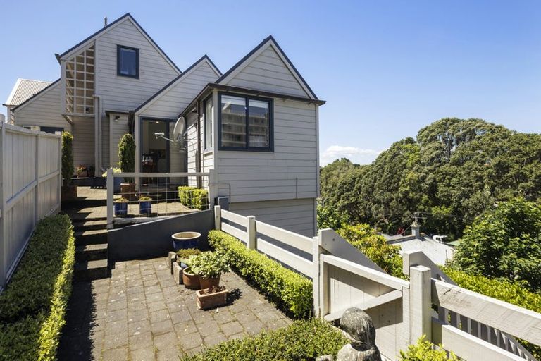 Photo of property in 18 Patanga Crescent, Thorndon, Wellington, 6011