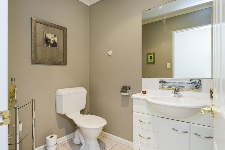 Photo of property in 1 The Oaks, Awapuni, Palmerston North, 4412