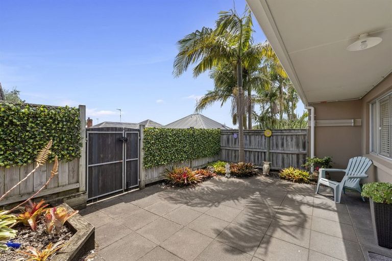 Photo of property in 3/28 William Bond Street, Stanley Point, Auckland, 0624