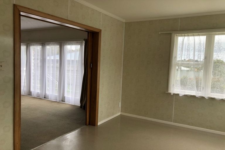 Photo of property in 75 Kenmore Street, Newlands, Wellington, 6037