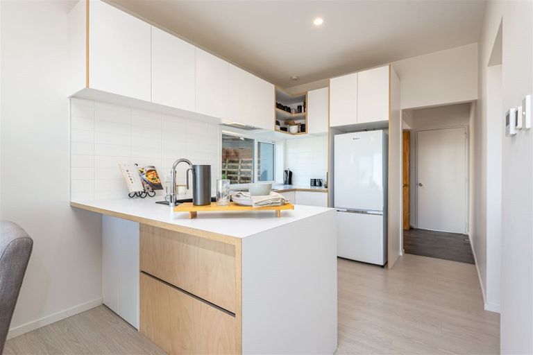 Photo of property in 1/182 Mount Pleasant Road, Mount Pleasant, Christchurch, 8081