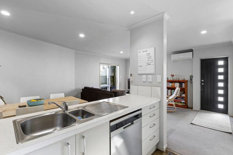 Photo of property in 8/16 Black Rock Road, Newlands, Wellington, 6037