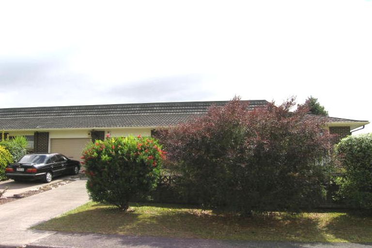 Photo of property in 1/2 Blythe Place, Glendene, Auckland, 0602