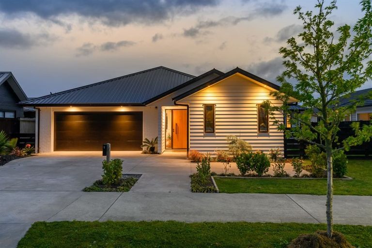 Photo of property in 9 Kauri Grove Drive, Kumeu, 0810