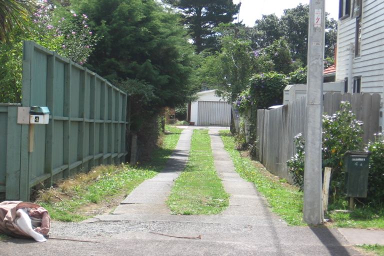 Photo of property in 4 Beaubank Road, Kelston, Auckland, 0602