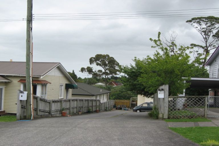 Photo of property in 4b Waiari Road, Conifer Grove, Takanini, 2112