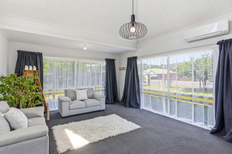Photo of property in 2 Cypress Grove, Paraparaumu, 5032
