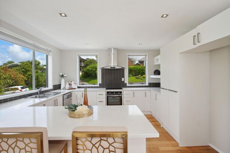 Photo of property in 4a Korotaha Terrace, Rothesay Bay, Auckland, 0630