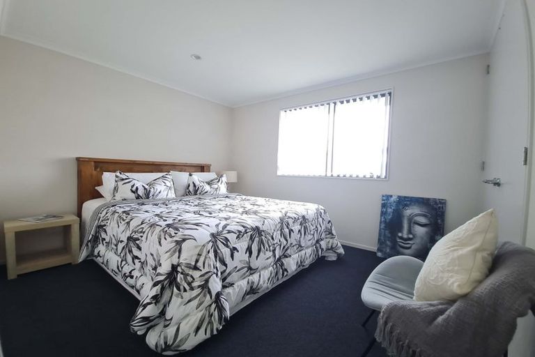 Photo of property in 54a Meadowood Drive, Unsworth Heights, Auckland, 0632