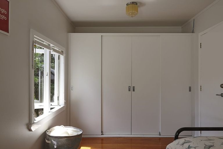 Photo of property in 72 Garden Road, Piha, New Lynn, 0772