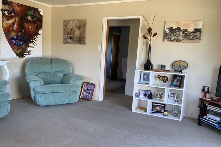 Photo of property in 16 Quincey Place, Massey, Auckland, 0614
