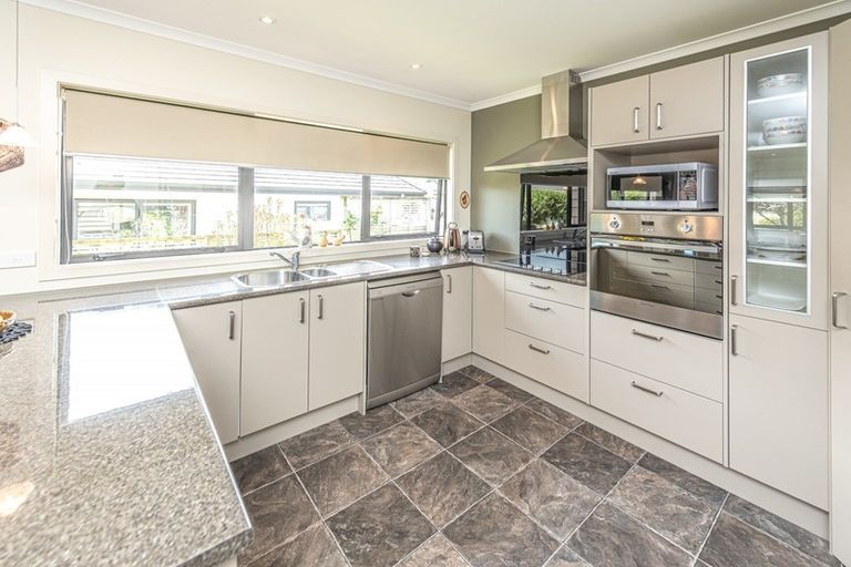 Photo of property in Caversham Park, 2/33 Caversham Road, Westmere, Whanganui, 4501