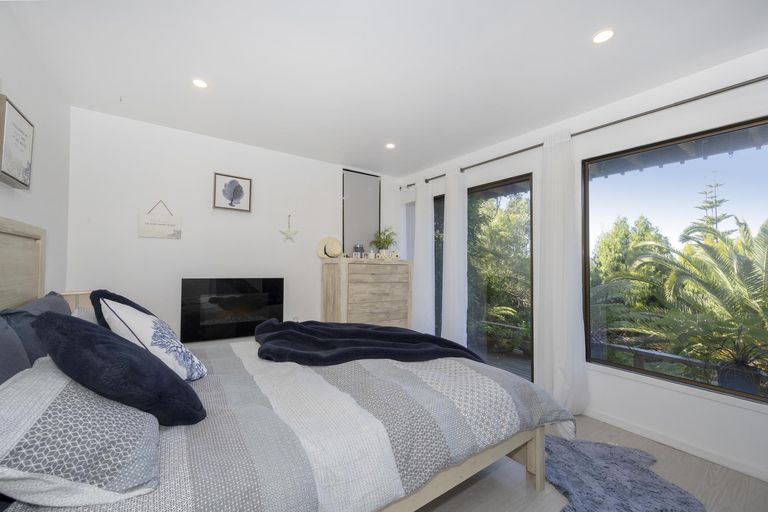 Photo of property in 2/813 East Coast Road, Northcross, Auckland, 0630