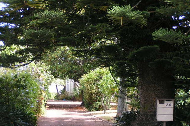 Photo of property in 24 Clarence Road, Northcote Point, Auckland, 0627