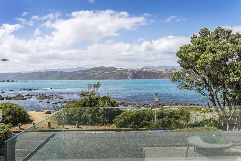 Photo of property in 160 Breaker Bay Road, Breaker Bay, Wellington, 6022