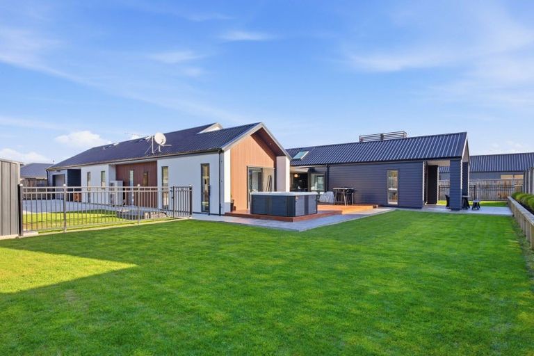 Photo of property in 16 Three Kings Court, Outram, 9019