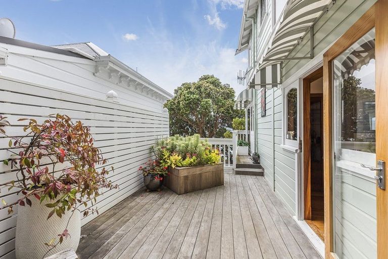 Photo of property in 385 Karaka Bay Road, Karaka Bays, Wellington, 6022