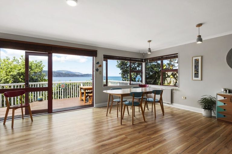 Photo of property in 61 Breaker Bay Road, Breaker Bay, Wellington, 6022