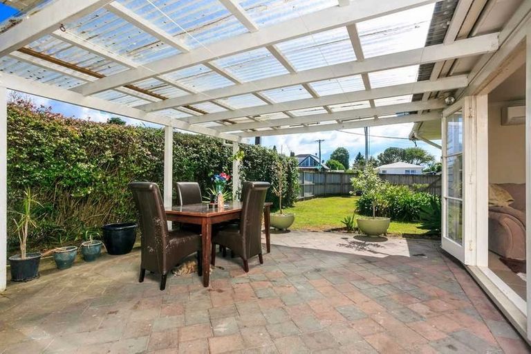 Photo of property in 57 Yeovil Road, Te Atatu Peninsula, Auckland, 0610