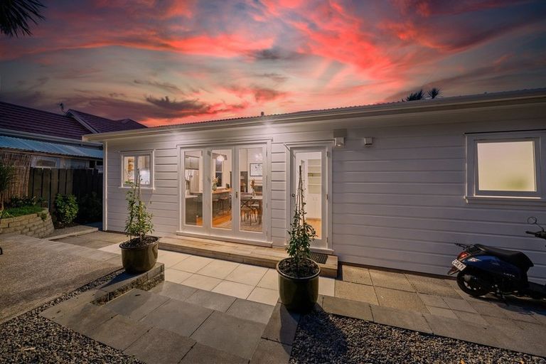 Photo of property in 240 Sutherland Road, Lyall Bay, Wellington, 6022