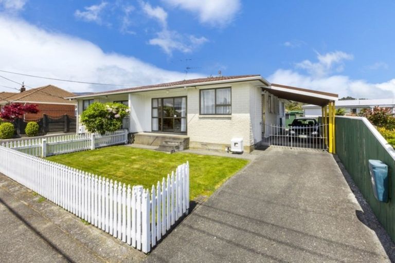 Photo of property in 2/50 Kowhai Avenue, Ebdentown, Upper Hutt, 5018