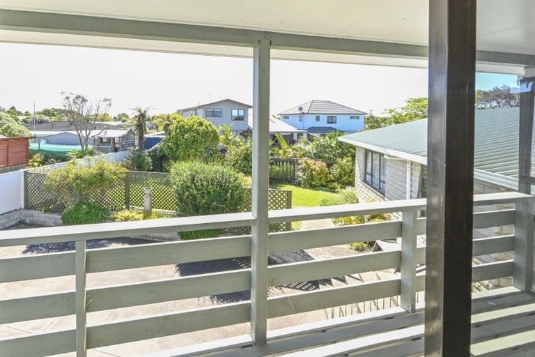 Photo of property in 15 Deakin Place, Clive, 4102