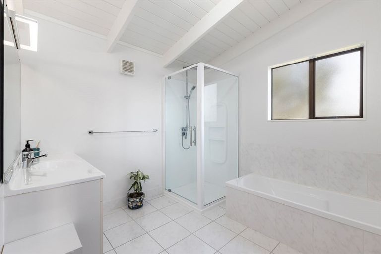 Photo of property in 2/4 Danbury Drive, Torbay, Auckland, 0630