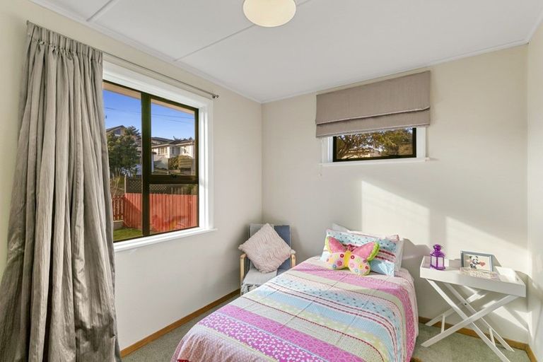 Photo of property in 76 Taylor Terrace, Tawa, Wellington, 5028