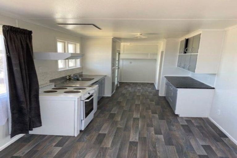 Photo of property in 12 Mosston Road, Castlecliff, Whanganui, 4501