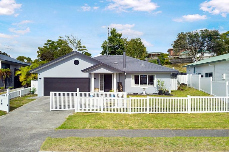 Photo of property in 15 Lanier Place, Glendene, Auckland, 0602