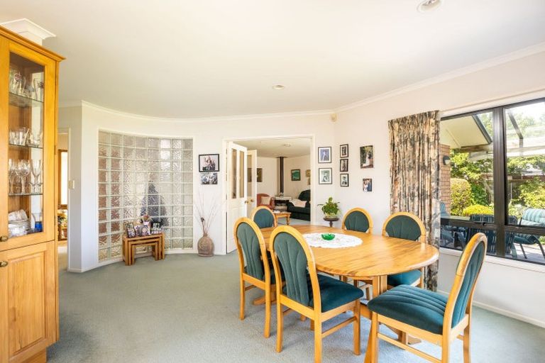 Photo of property in 16 Kinross Drive, Merrilands, New Plymouth, 4312