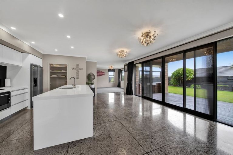 Photo of property in 15 Wentworth Lane, Waiwhakaiho, New Plymouth, 4312
