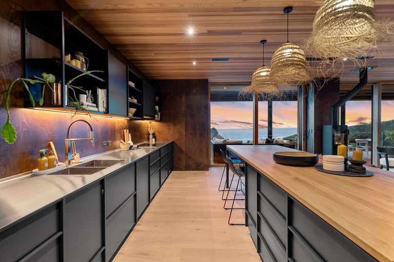 Photo of property in 124a Seaview Road, Piha, New Lynn, 0772