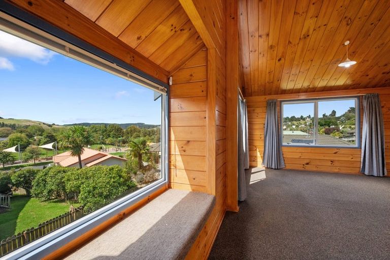 Photo of property in 9 Empressa Heights, Helensville, 0800