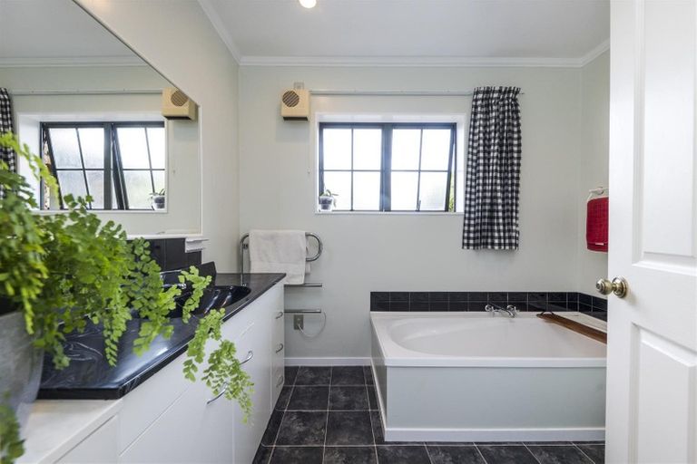 Photo of property in 42 Brandon Hall Road, Bulls, 4894