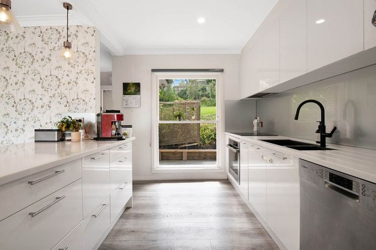 Photo of property in 6 Lancelot Road, Orewa, 0931