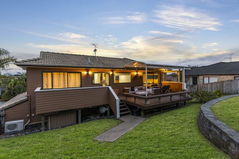 Photo of property in 5 Baulcomb Parade, Windsor Park, Auckland, 0632