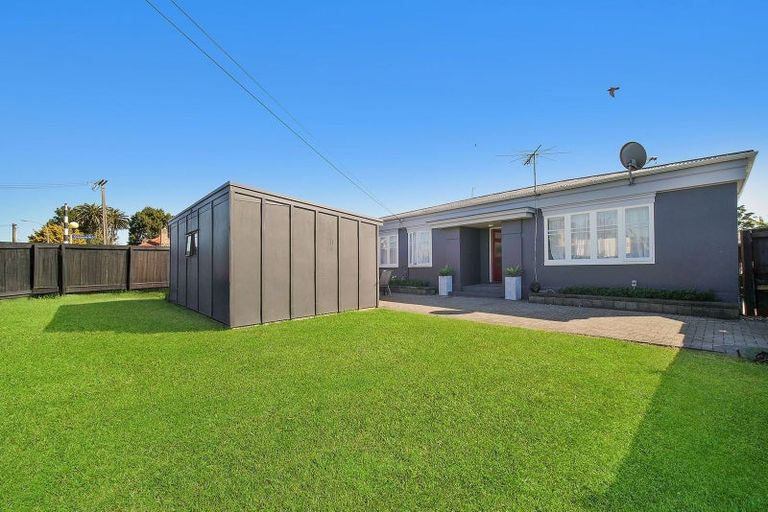 Photo of property in 1 Kingswood Road, Papatoetoe, Auckland, 2025