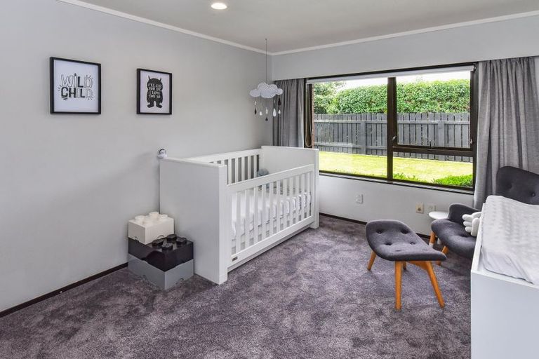 Photo of property in 2/10 Tulloch Place, Conifer Grove, Takanini, 2112