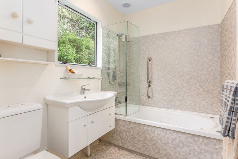 Photo of property in 2/418 Queens Drive, Lyall Bay, Wellington, 6022