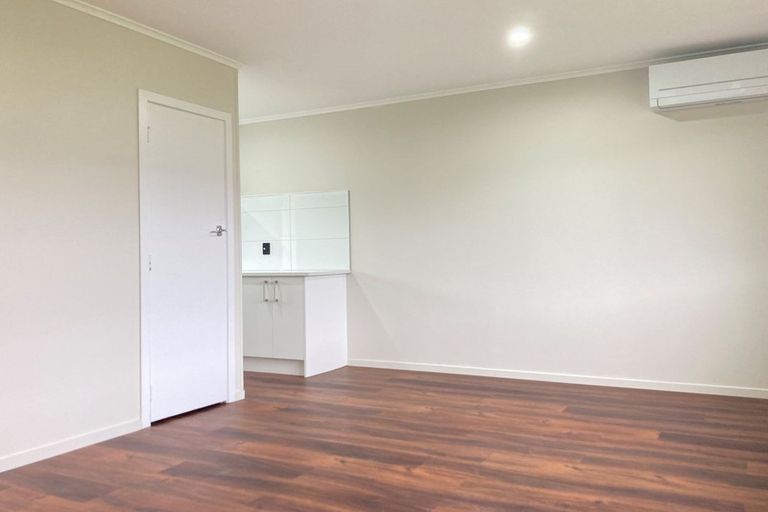 Photo of property in 2/5 Norman Spencer Drive, Papatoetoe, Auckland, 2104